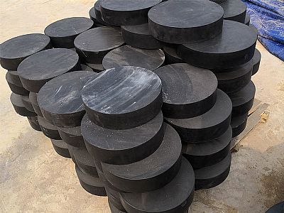 柳州板式橡胶支座由若干层橡胶片与薄钢板经加压硫化